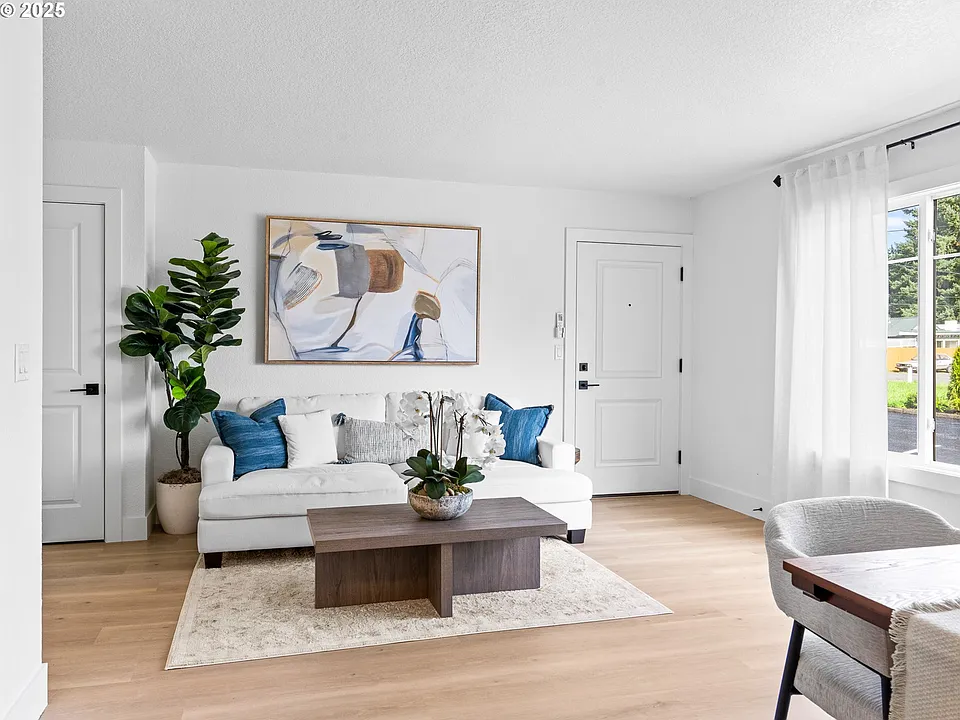 Living room near the entry